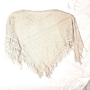 2CHIC Crochet Triangle Shawl – Boho Fringe Wrap – Cream Square Design